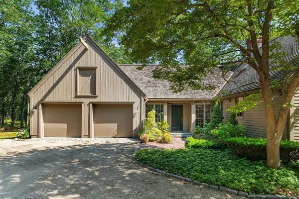 a view of a house with backyard and garden