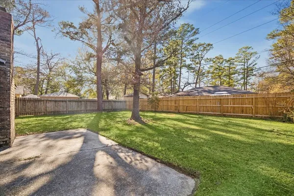 a view of a yard with a house