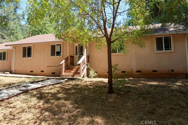 a view of a house with backyard