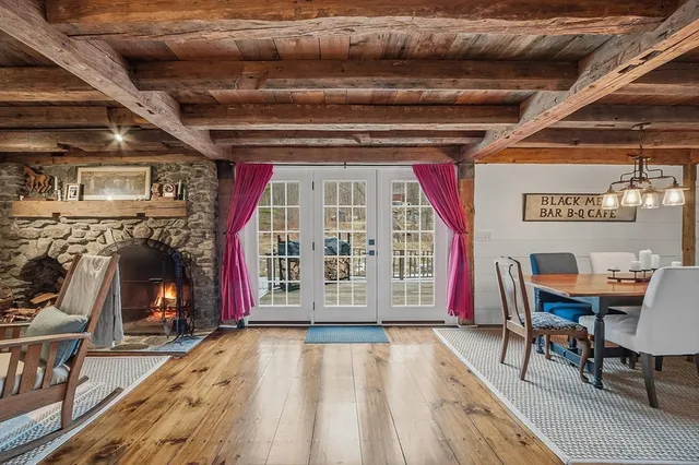 a view of livingroom with furniture and windows