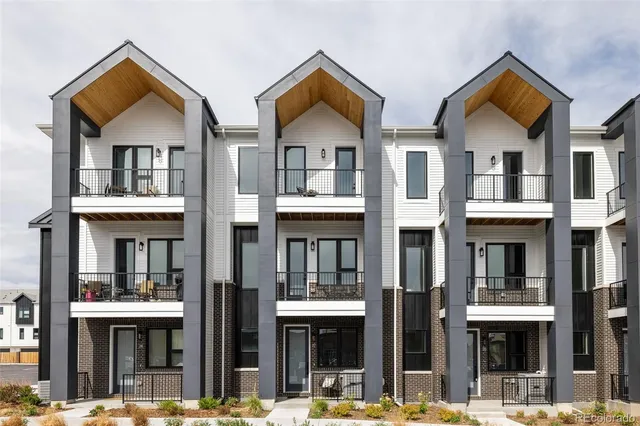 $595,000 | 8280 East 36th Avenue, Unit 26, Denver, CO 80238