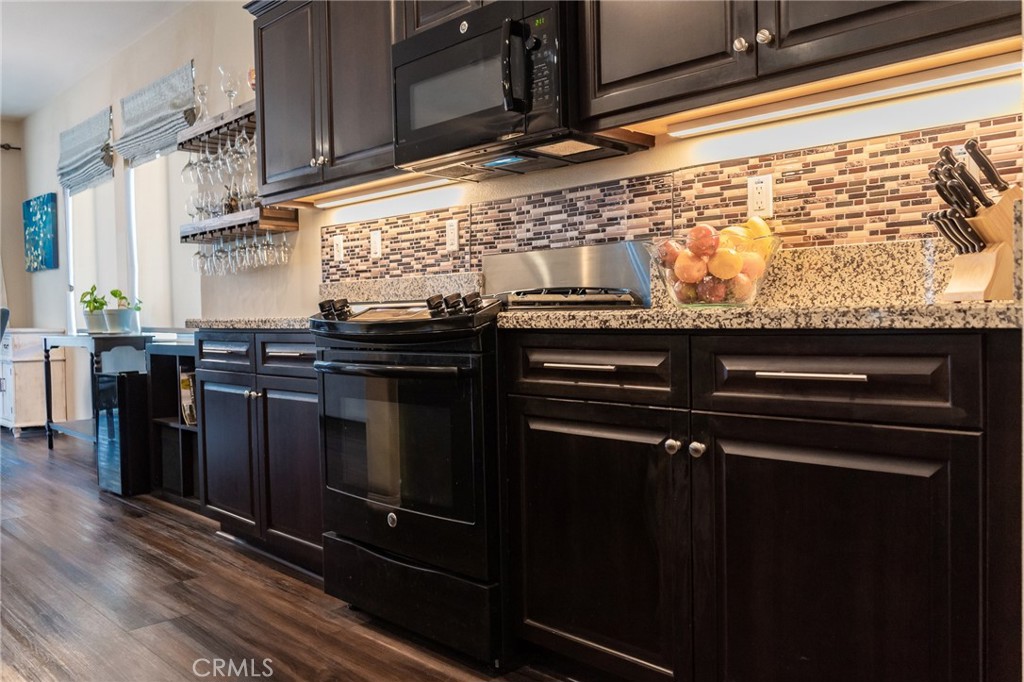 1580 Williamson Park Beaumont, CA 92223 - Photo 10 of 48 a stove top oven sitting inside of a kitchen
