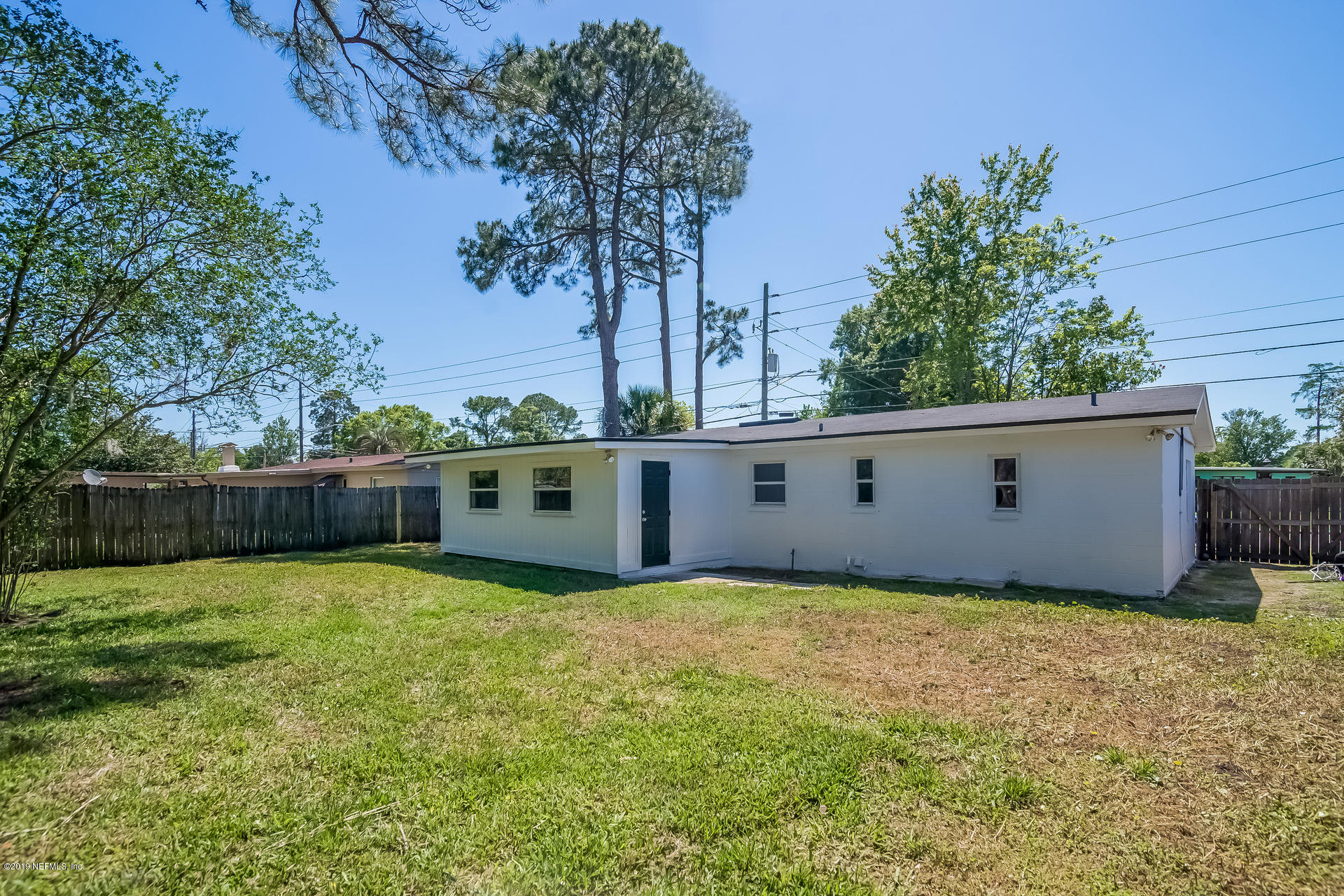 4527 Barnes Road South Jacksonville, FL 32207 - Photo 5 of 25 a backyard of a house