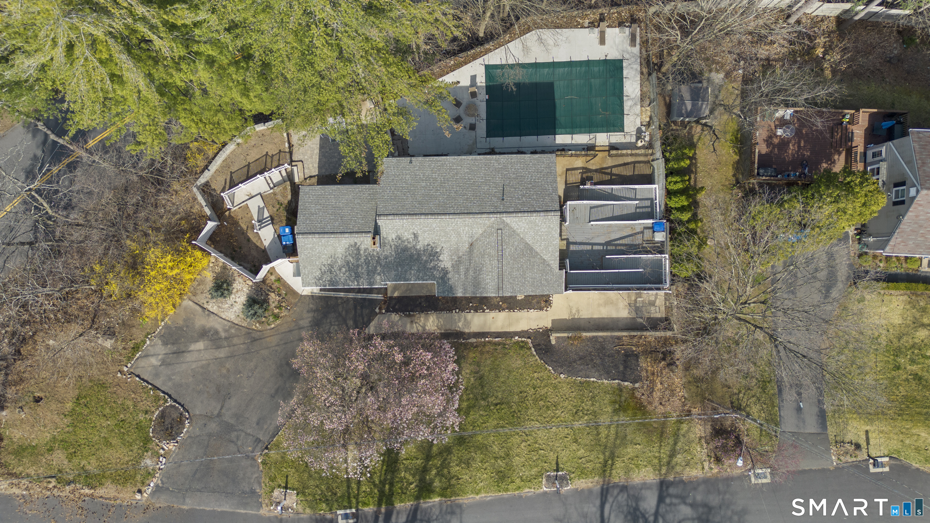 9 Daniel Road, Unit 9B Bristol, CT 06010 - Photo 4 of 16 a backyard of a house with table and chairs