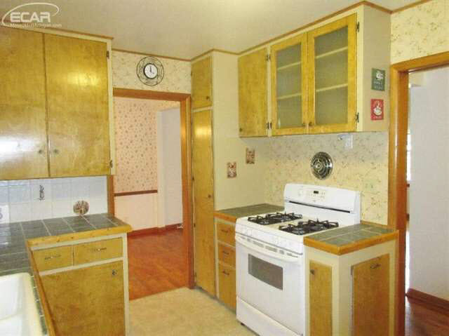 303 Dale Street Flushing, MI 48433 - Photo 7 of 14 20451100-6.JPG