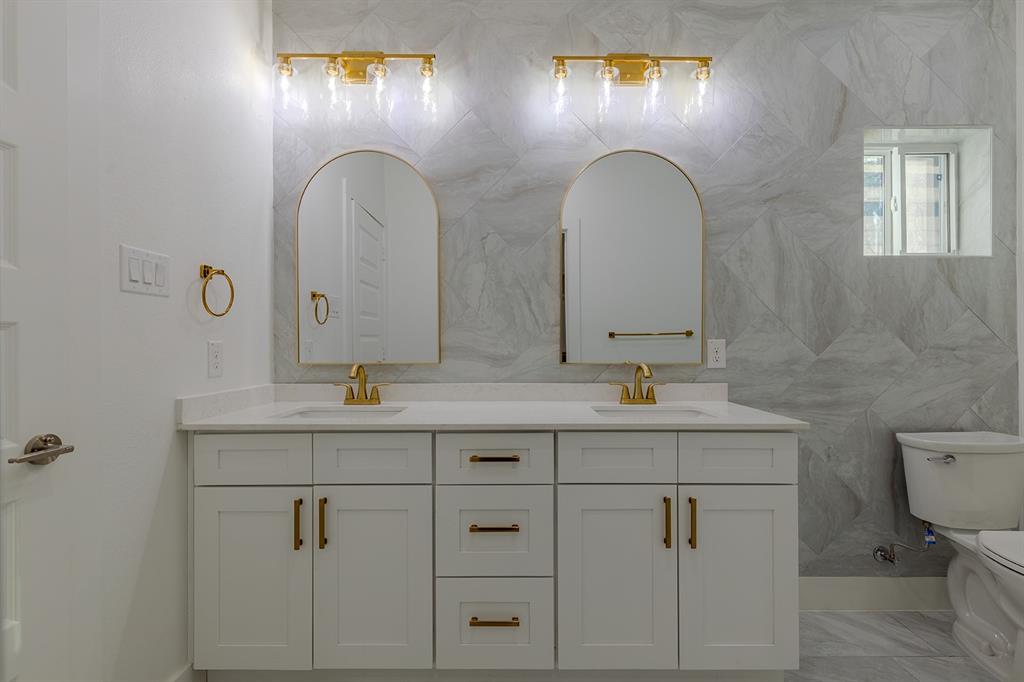 2809 Gooch Street Dallas, TX 75241 - Photo 13 of 19 a bathroom with 2 sink and a mirror