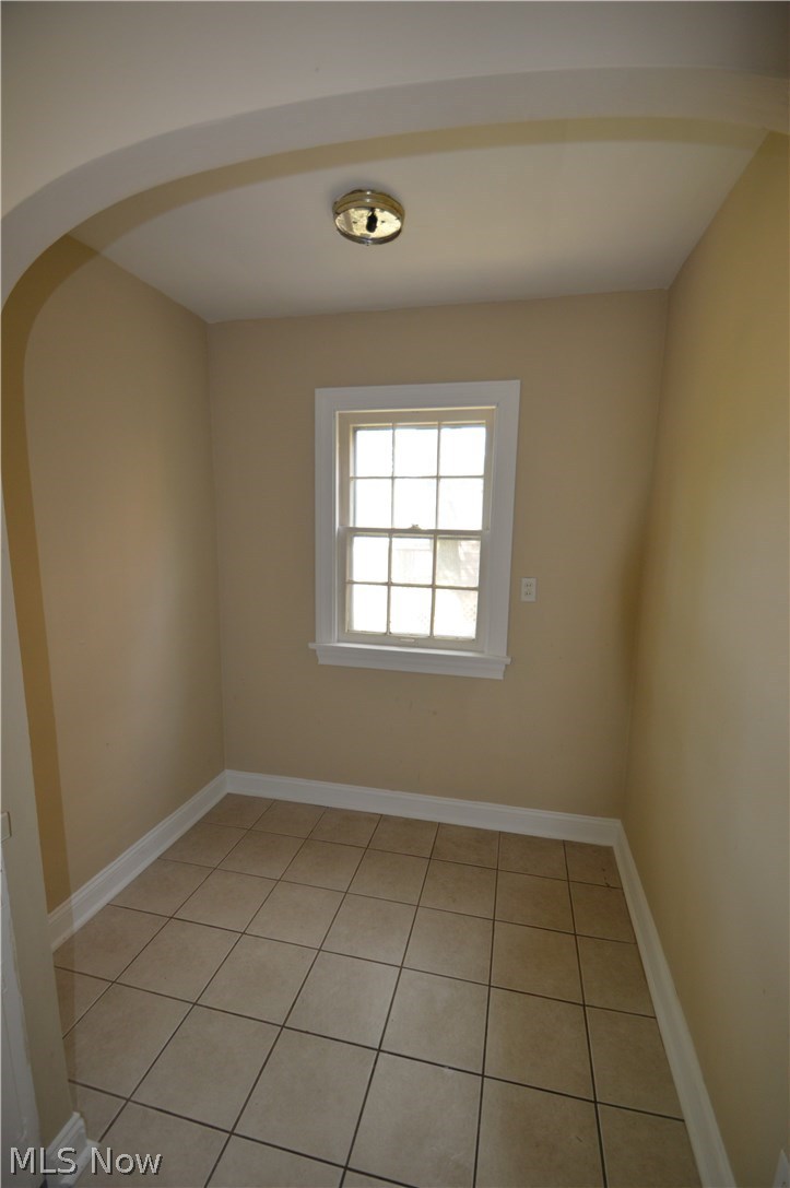 3811 Woodridge Road Cleveland Heights, OH 44121 - Photo 7 of 16 Cozy Eat-in portion off of Kitchen!