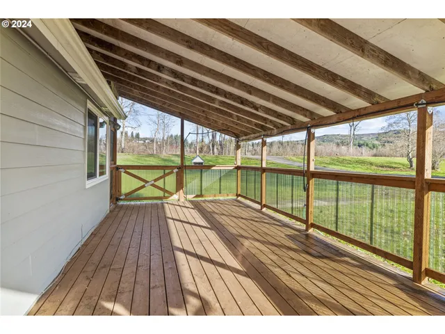 $600,000 | 252 Highway 409, Cathlamet, WA 98612