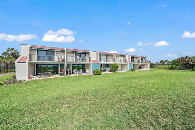 a view of a house with backyard and porch