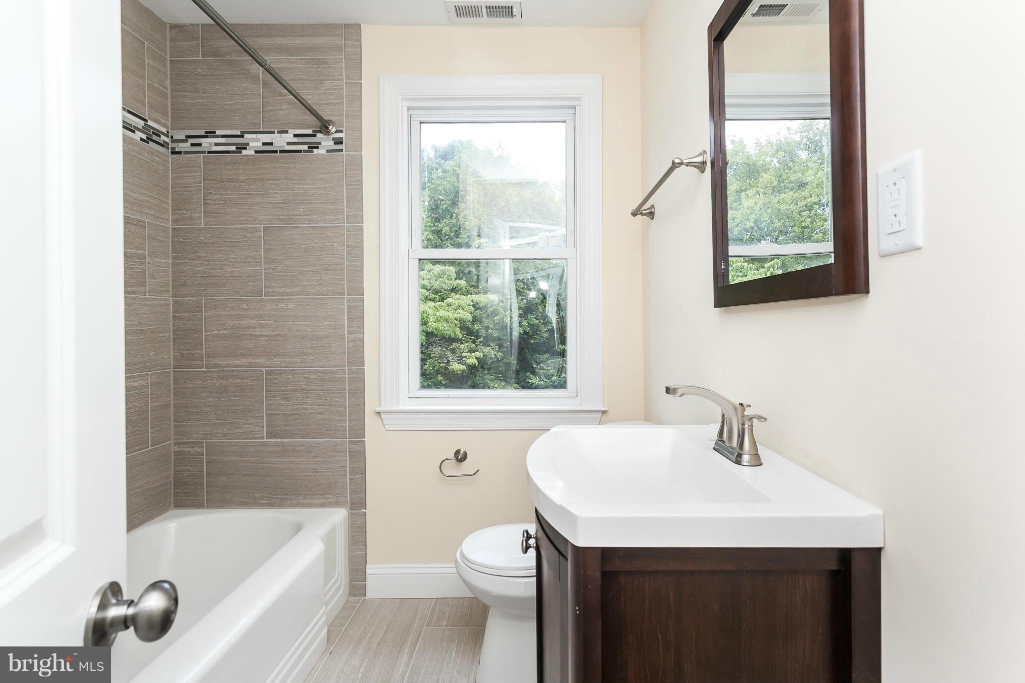 1016 North Woodington Road Baltimore, MD 21229 - Photo 12 of 27 Bath