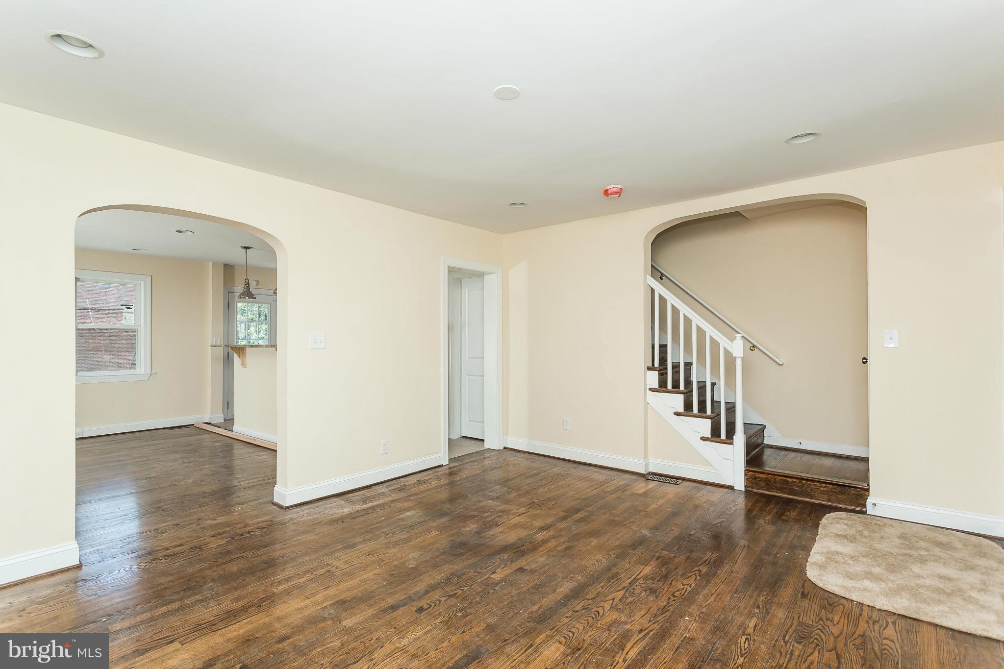 1016 North Woodington Road Baltimore, MD 21229 - Photo 6 of 27 Living Room
