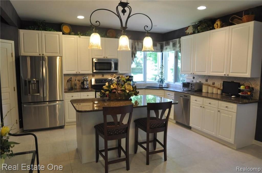 1958 Rainbow Drive Rochester Hills, MI 48306 - Photo 13 of 36