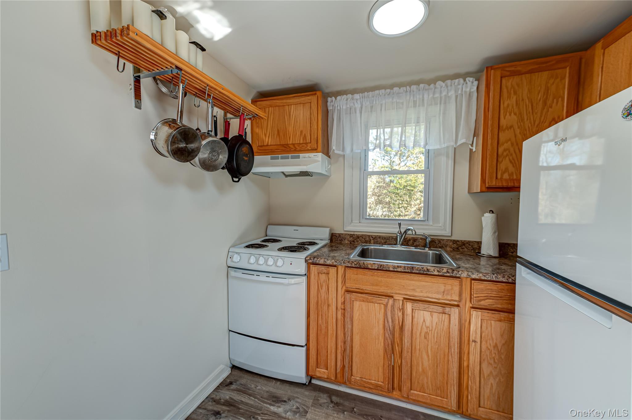 18 Shinnecock Road, Unit 4 Hampton Bays, NY 11946 - Photo 6 of 7 Efficient summer kitchen
