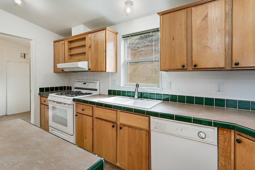 12850 Agate Road Eagle Point, OR 97524 - Photo 17 of 35 a kitchen with stainless steel appliances granite countertop a sink a stove and cabinets