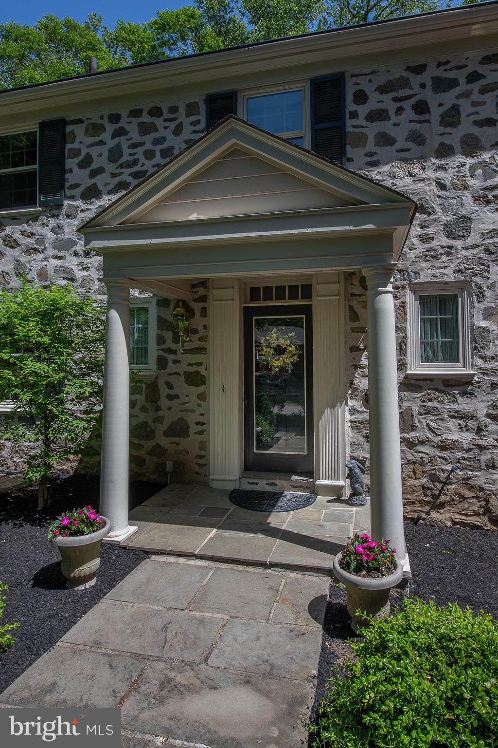 707 Woodcrest Circle Wayne, PA 19087 - Photo 4 of 34 Charming Entrance