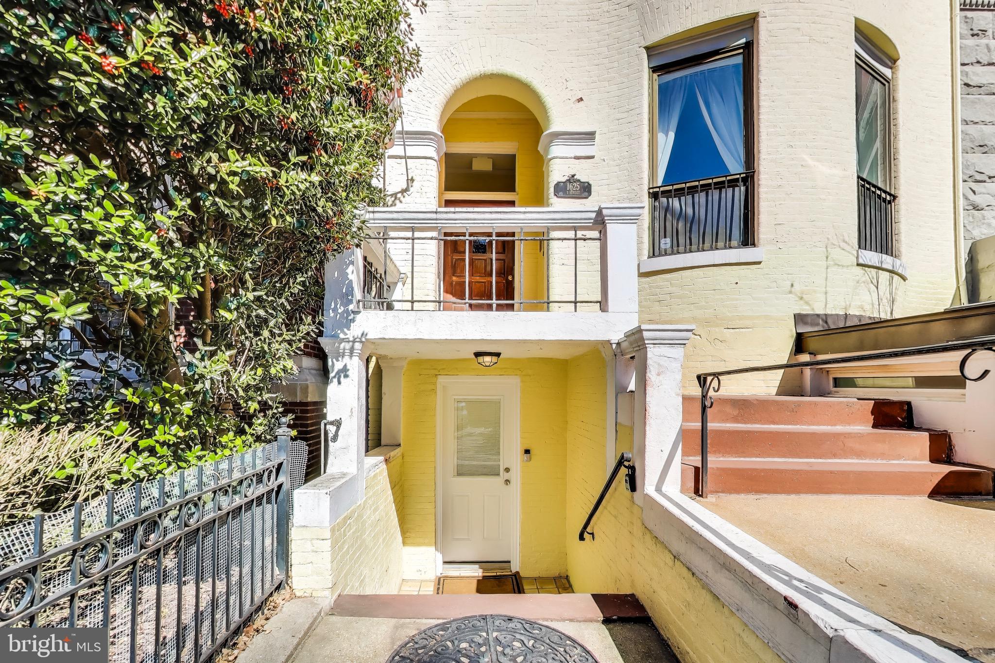 1625 S Street Northwest, Unit 1 Washington, DC 20009 - Photo 13 of 13 a front view of a house with a garden