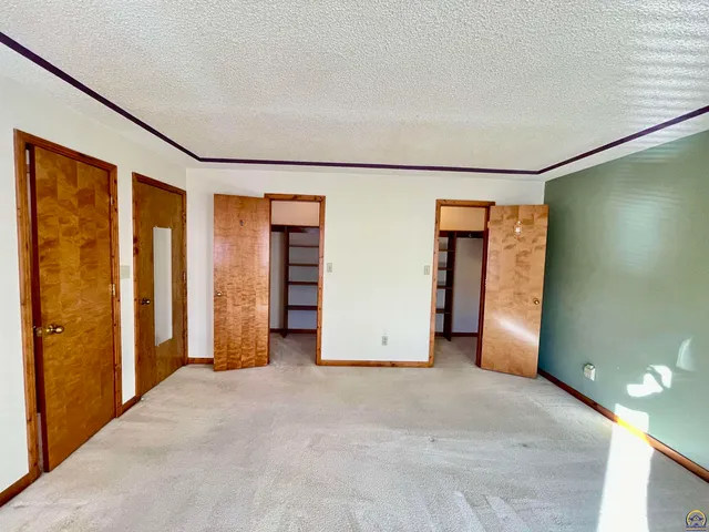 $279,900 | 1556 Southwest Cheyenne Hills Road, Topeka, KS 66604