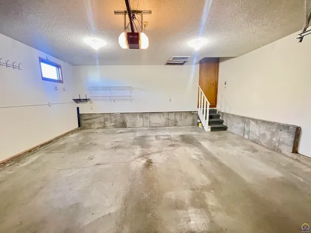 $279,900 | 1556 Southwest Cheyenne Hills Road, Topeka, KS 66604