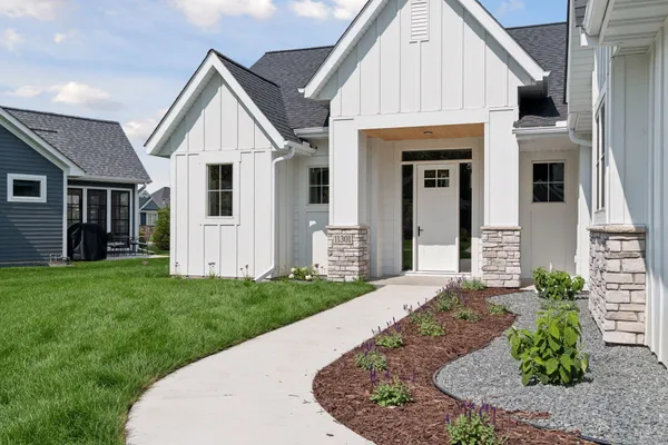 $869,900 | 11301 Latrobe Ln Lake North, Lake Elmo, MN 55042