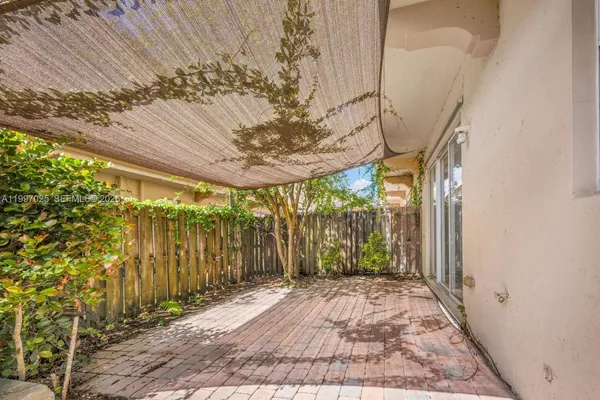 a view of a pathway with a yard