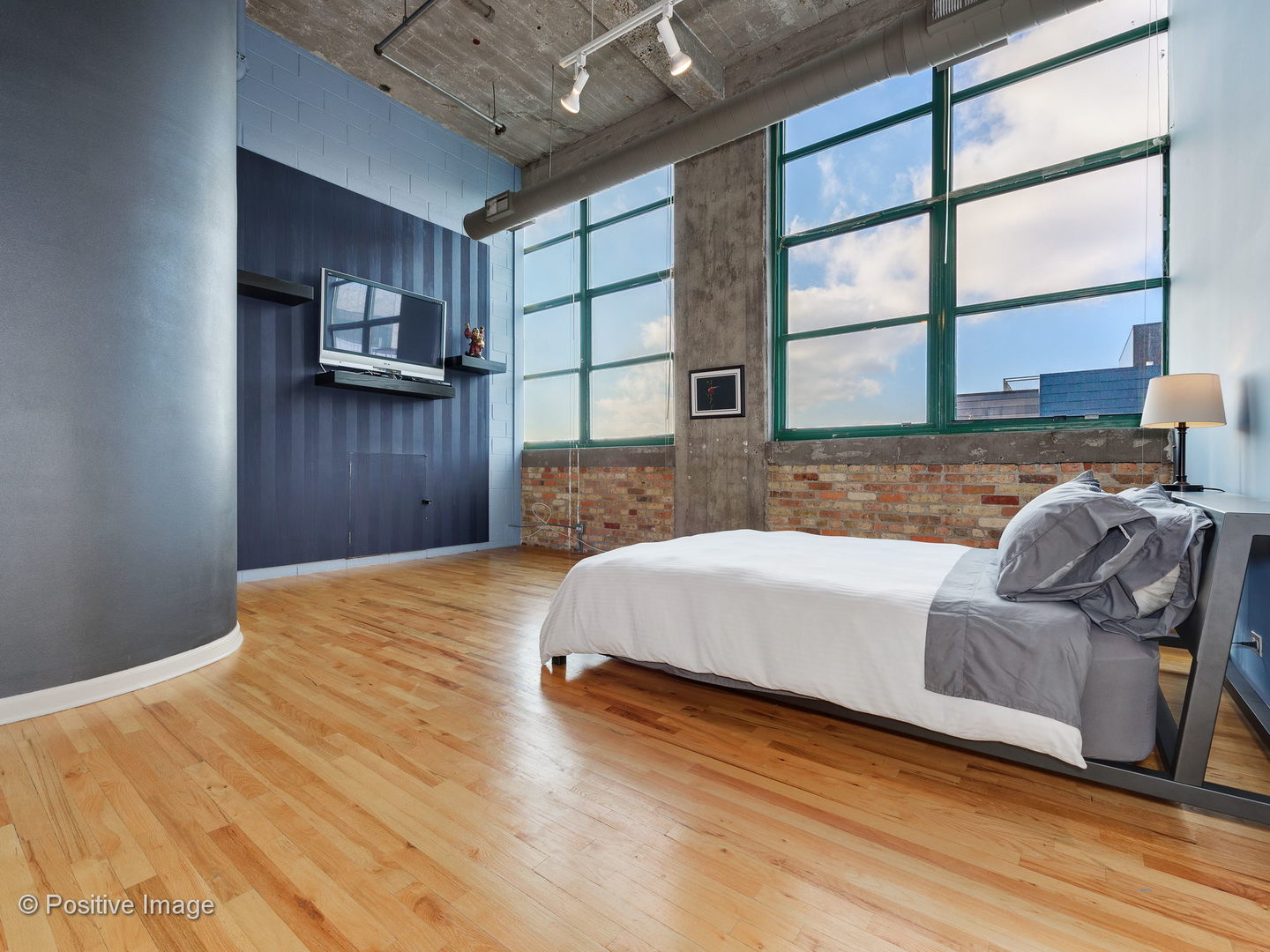 1017 West Washington Boulevard, Unit 6F Chicago, IL 60607 - Photo 15 of 20 a spacious bedroom with a bed and a window