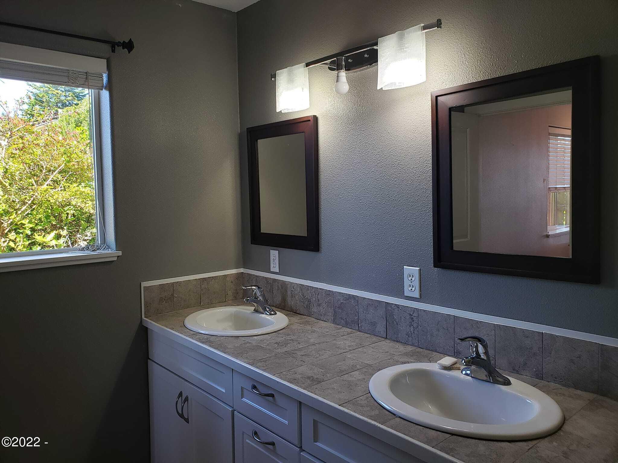 2005 Northwest View Ridge Drive Waldport, OR 97394 - Photo 12 of 17 Master bath
