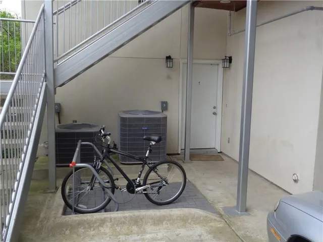 $2,100 | 210 East 32nd Street, Unit E, Austin, TX 78705