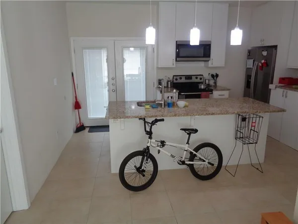 $1,999 | 210 East 32nd Street, Unit E, Austin, TX 78705