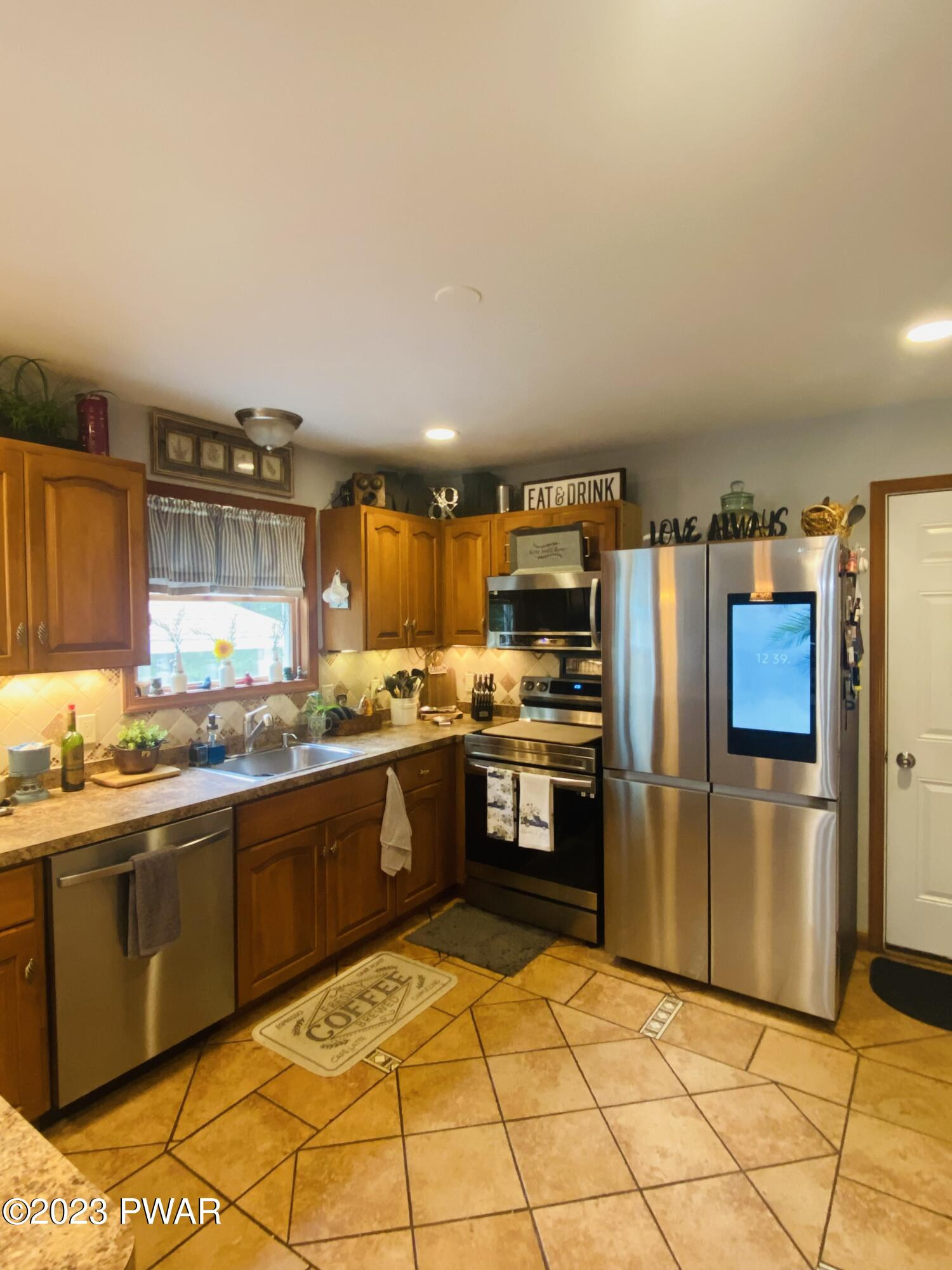 1529 Deer Run East Bushkill, PA 18324 - Photo 12 of 54