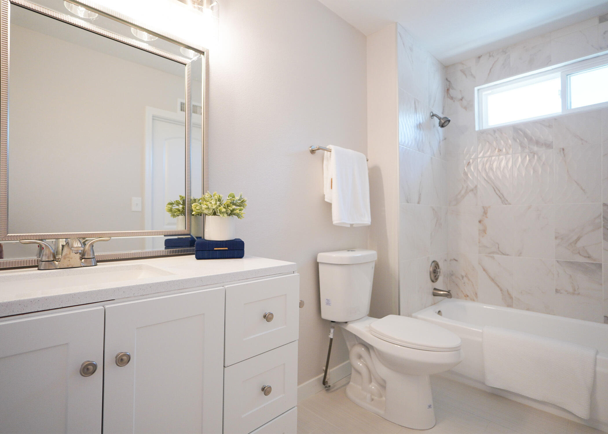 926 Talbert Avenue Simi Valley, CA 93065 - Photo 17 of 40 a bathroom with a toilet a sink a tub and mirror