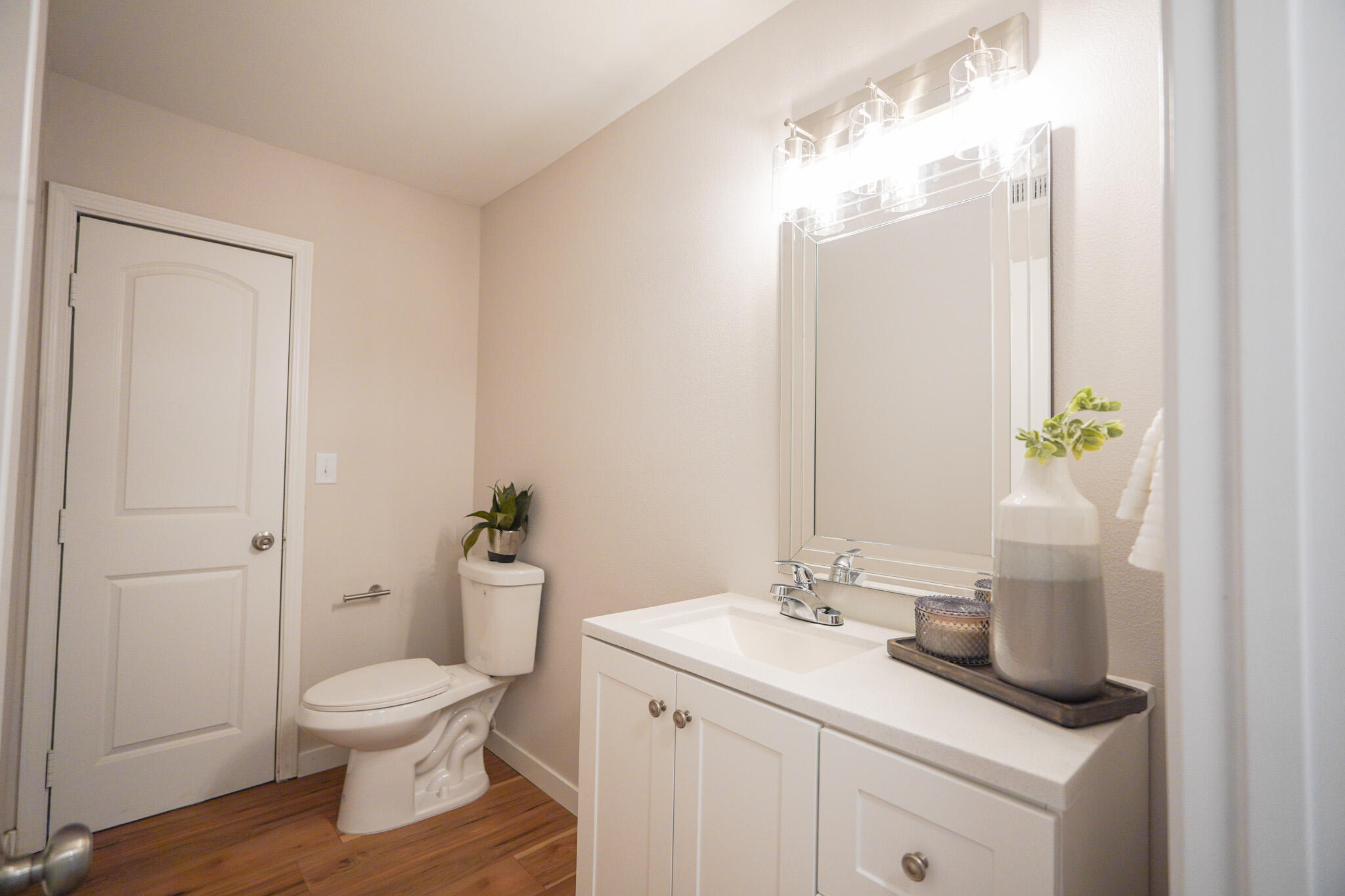 926 Talbert Avenue Simi Valley, CA 93065 - Photo 18 of 40 a bathroom with a sink a toilet and shower