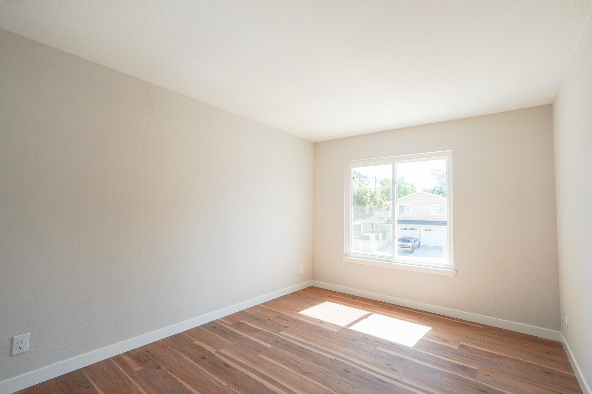 926 Talbert Avenue Simi Valley, CA 93065 - Photo 24 of 40 an empty room with wooden floor and windows