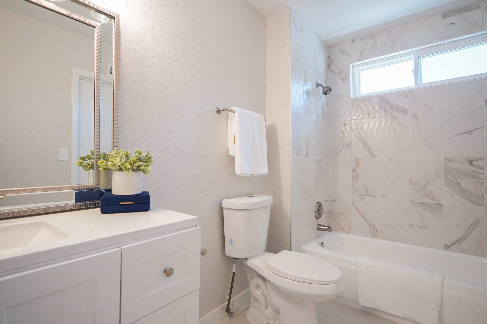 926 Talbert Avenue Simi Valley, CA 93065 - Photo 27 of 40 a bathroom with a toilet a sink and a bathtub