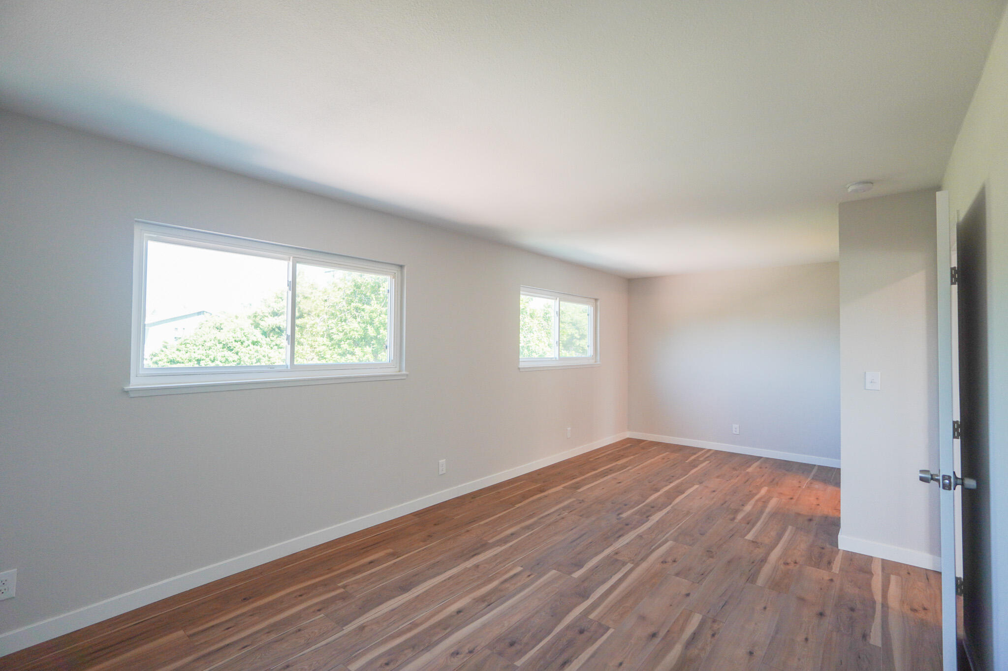 926 Talbert Avenue Simi Valley, CA 93065 - Photo 29 of 40 an empty room with wooden floor and windows