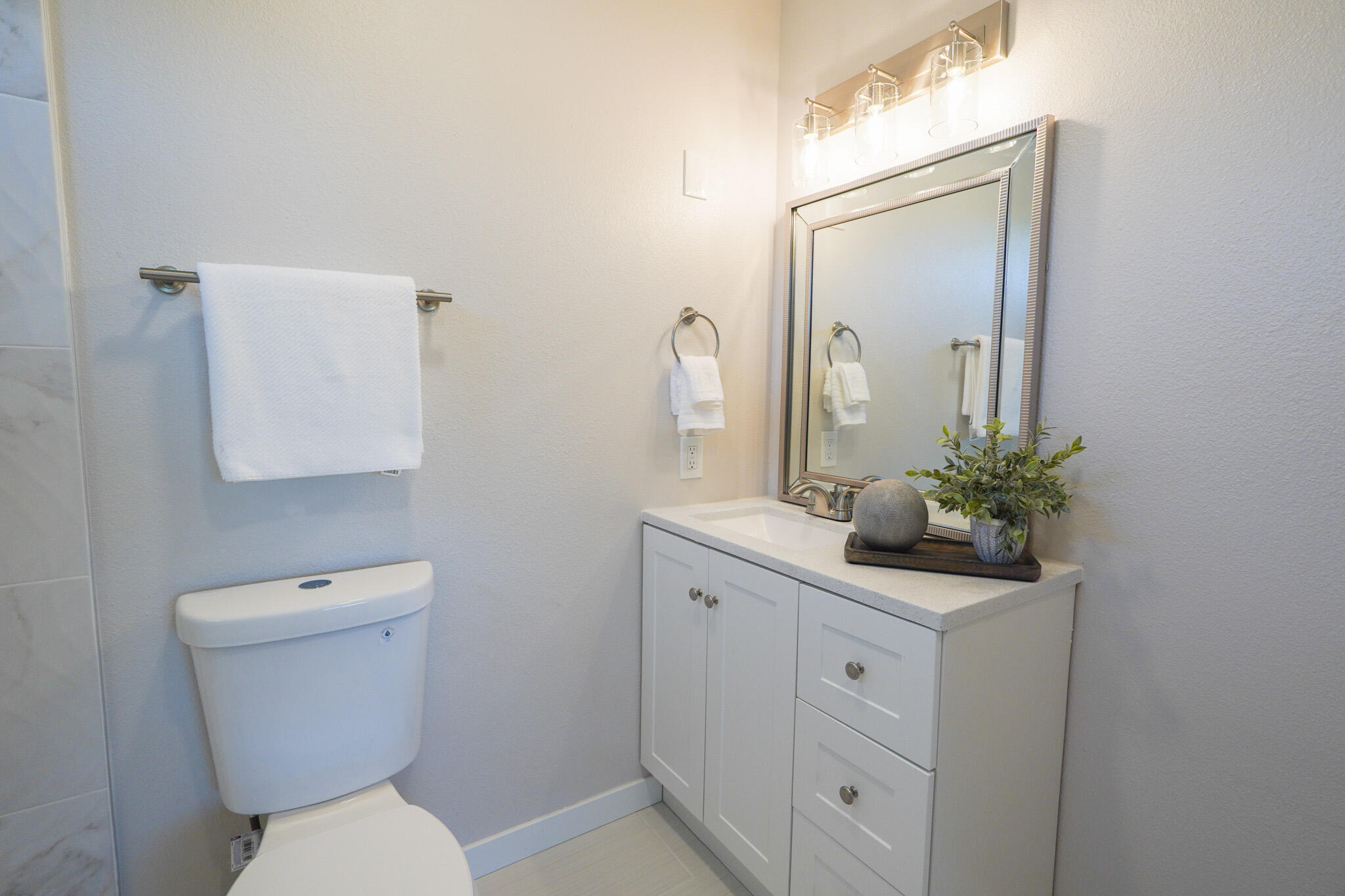 926 Talbert Avenue Simi Valley, CA 93065 - Photo 32 of 40 a bathroom with a toilet a sink and mirror