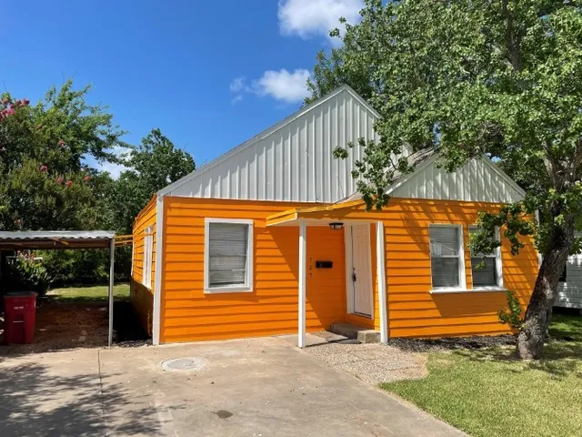 $1,200 | 727 West 5th Street, Freeport, TX 77541