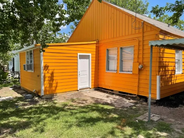$1,200 | 727 West 5th Street, Freeport, TX 77541
