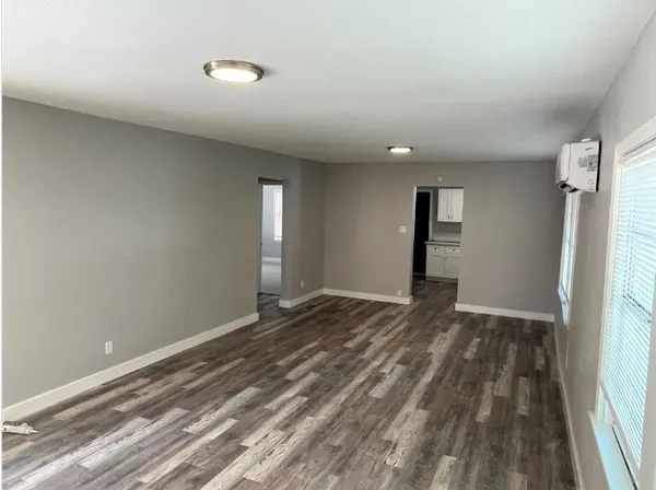 $1,050 | 727 West 5th Street, Freeport, TX 77541