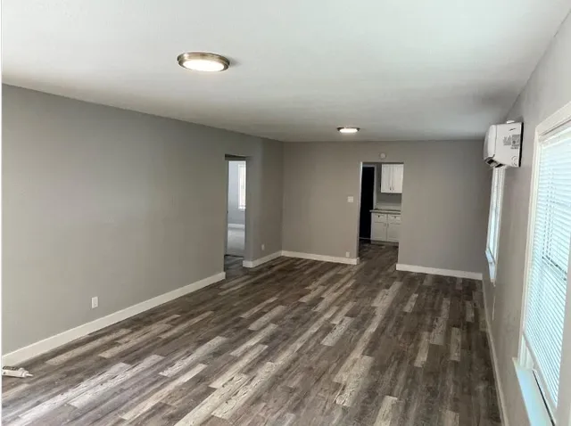 $1,200 | 727 West 5th Street, Freeport, TX 77541