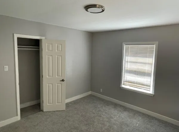 $1,050 | 727 West 5th Street, Freeport, TX 77541