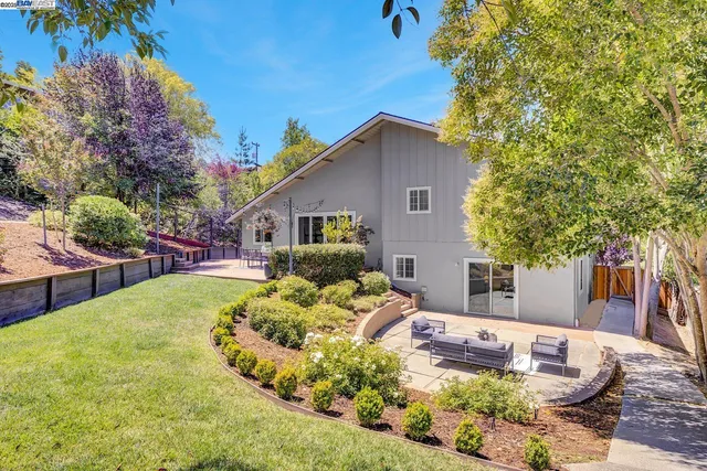 a view of backyard of the house