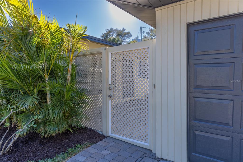 4603 South Shamrock Road Tampa, FL 33611 - Photo 4 of 18