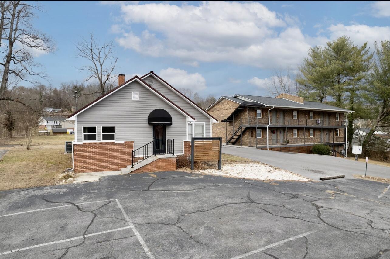 216 Colonial Heights Road, Unit 2 Kingsport, TN 37663 - Photo 3 of 50 DC27A3B8-A361-4438-9547-B57C20837CDE
