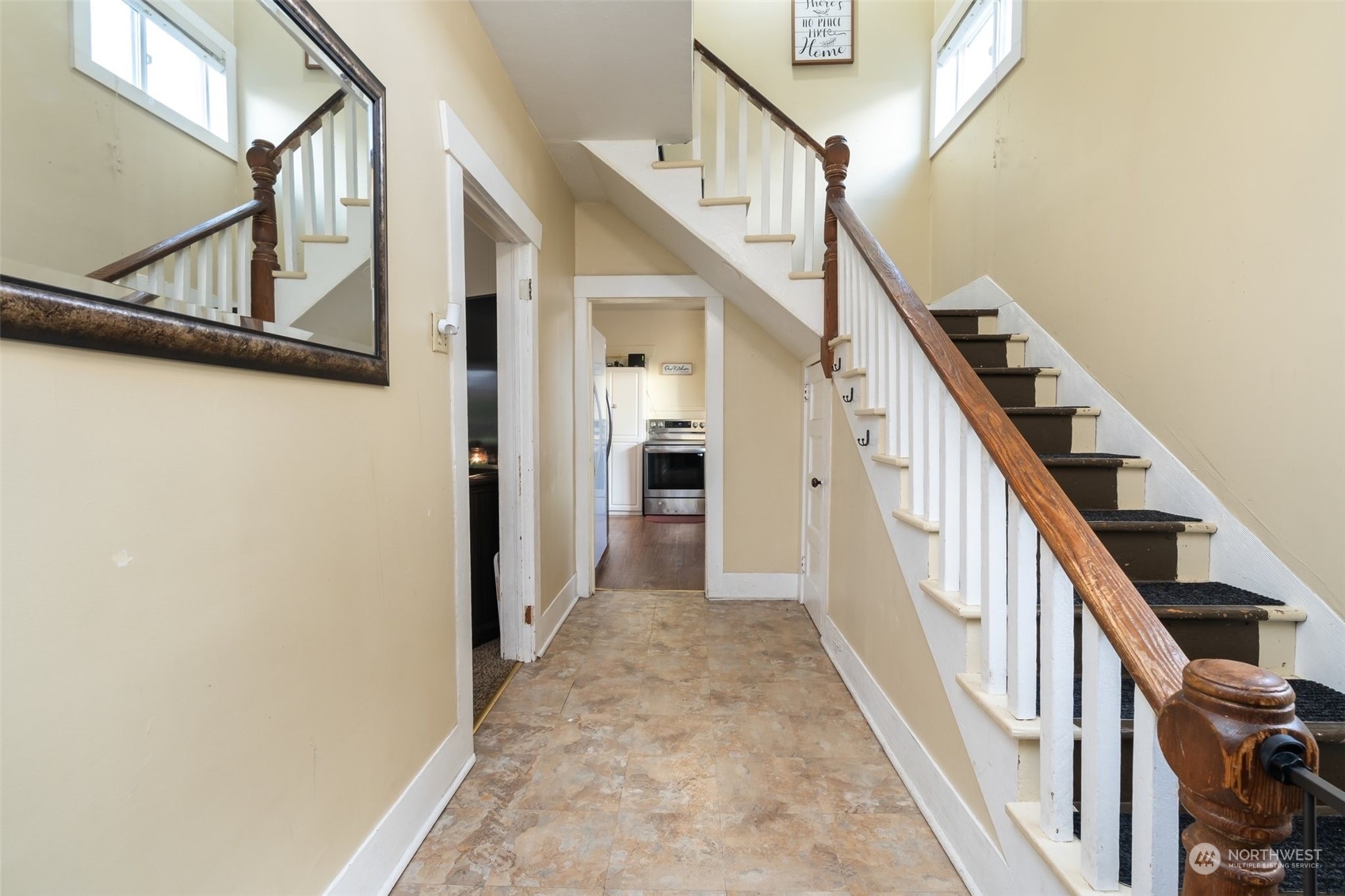 73 East Main Street Chehalis, WA 98532 - Photo 5 of 35 a view of an entryway