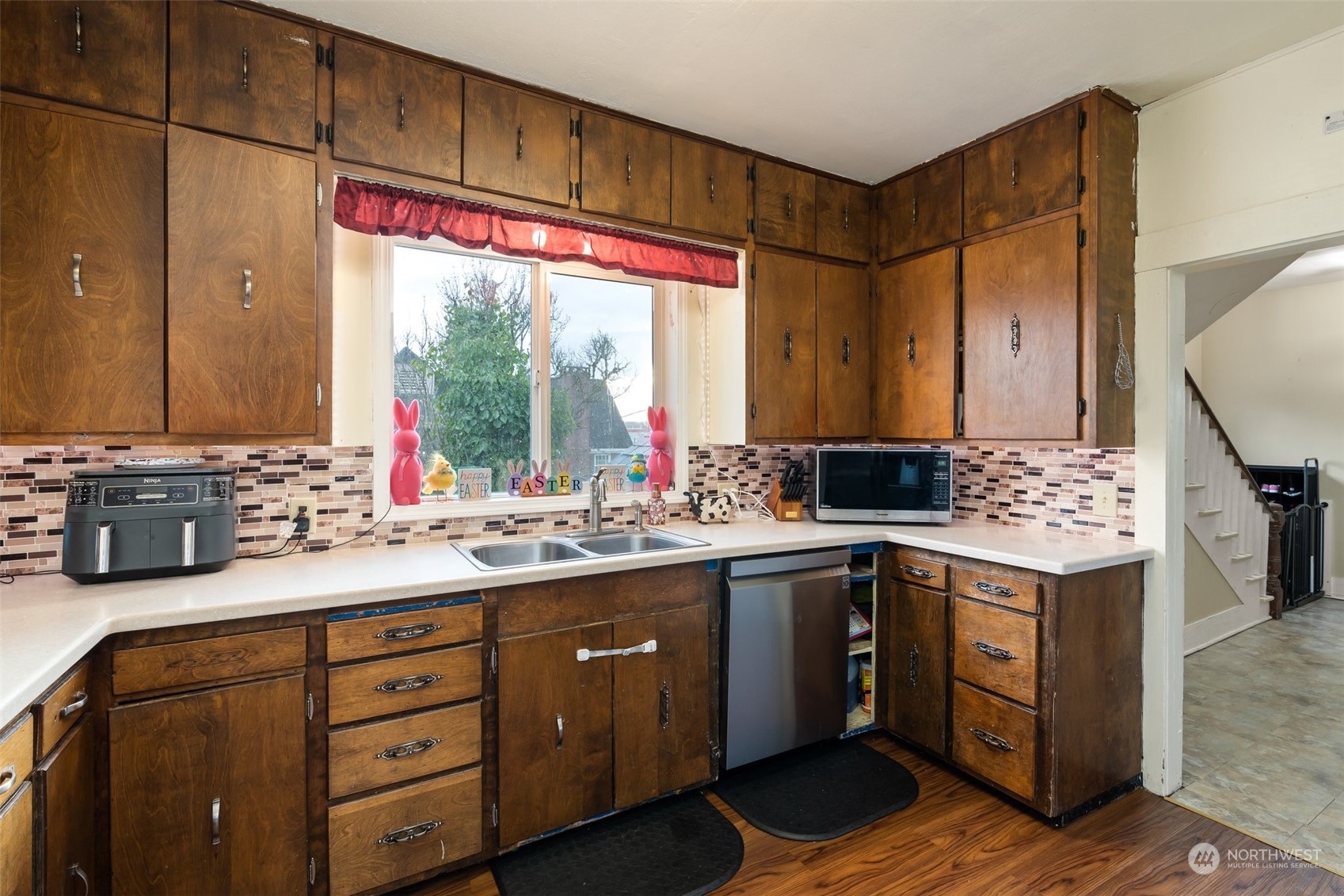 73 East Main Street Chehalis, WA 98532 - Photo 7 of 35 a kitchen with a sink stove and cabinets