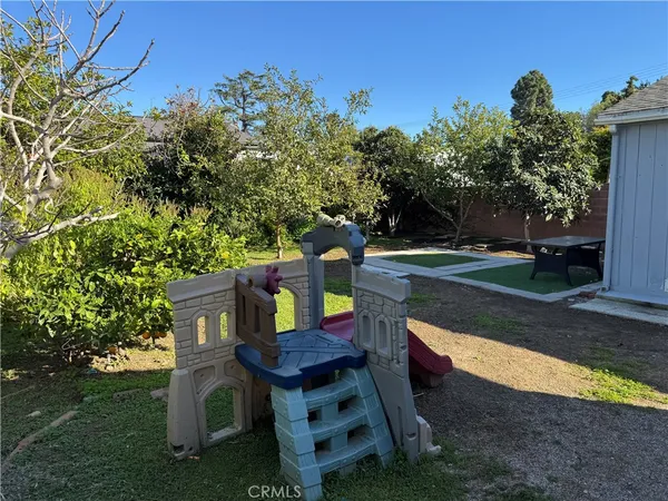 a view of a yard with furniture