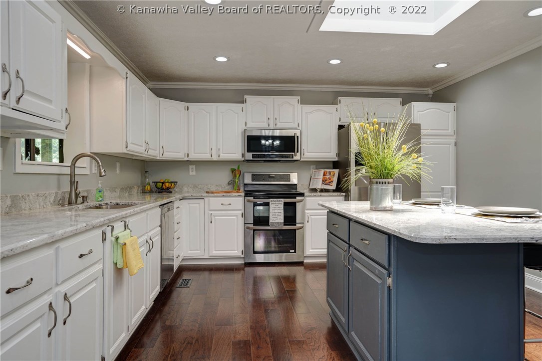 32 Thoroughbred Road Scott Depot, WV 25560 - Photo 9 of 30 Quartz counter tops add a sparkle to the kitchen.