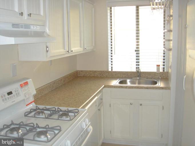2600 Tunlaw Road Northwest, Unit 4 Washington, DC 20007 - Photo 12 of 15 NEWLY RENOVATED KITCHEN