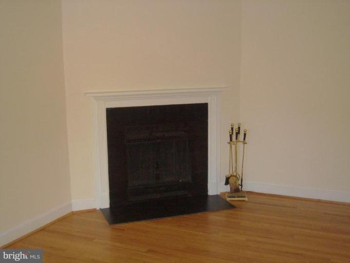 WOOD BURNING FIREPLACE WITH EQUIPTMENT.