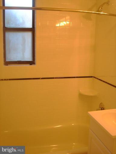 2600 Tunlaw Road Northwest, Unit 4 Washington, DC 20007 - Photo 10 of 15 BATHTUB/SHOWER VIEW